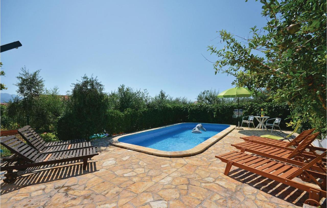 1 Bedroom Nice Apartment In Kastel Sucurac Kastela Bagian luar foto