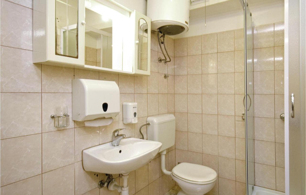 1 Bedroom Nice Apartment In Kastel Sucurac Kastela Bagian luar foto