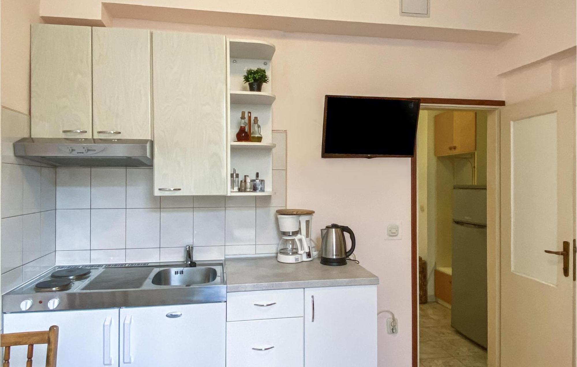 1 Bedroom Nice Apartment In Kastel Sucurac Kastela Bagian luar foto