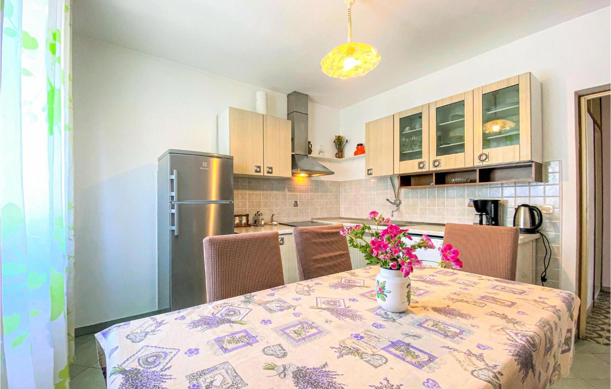 1 Bedroom Nice Apartment In Kastel Sucurac Kastela Bagian luar foto