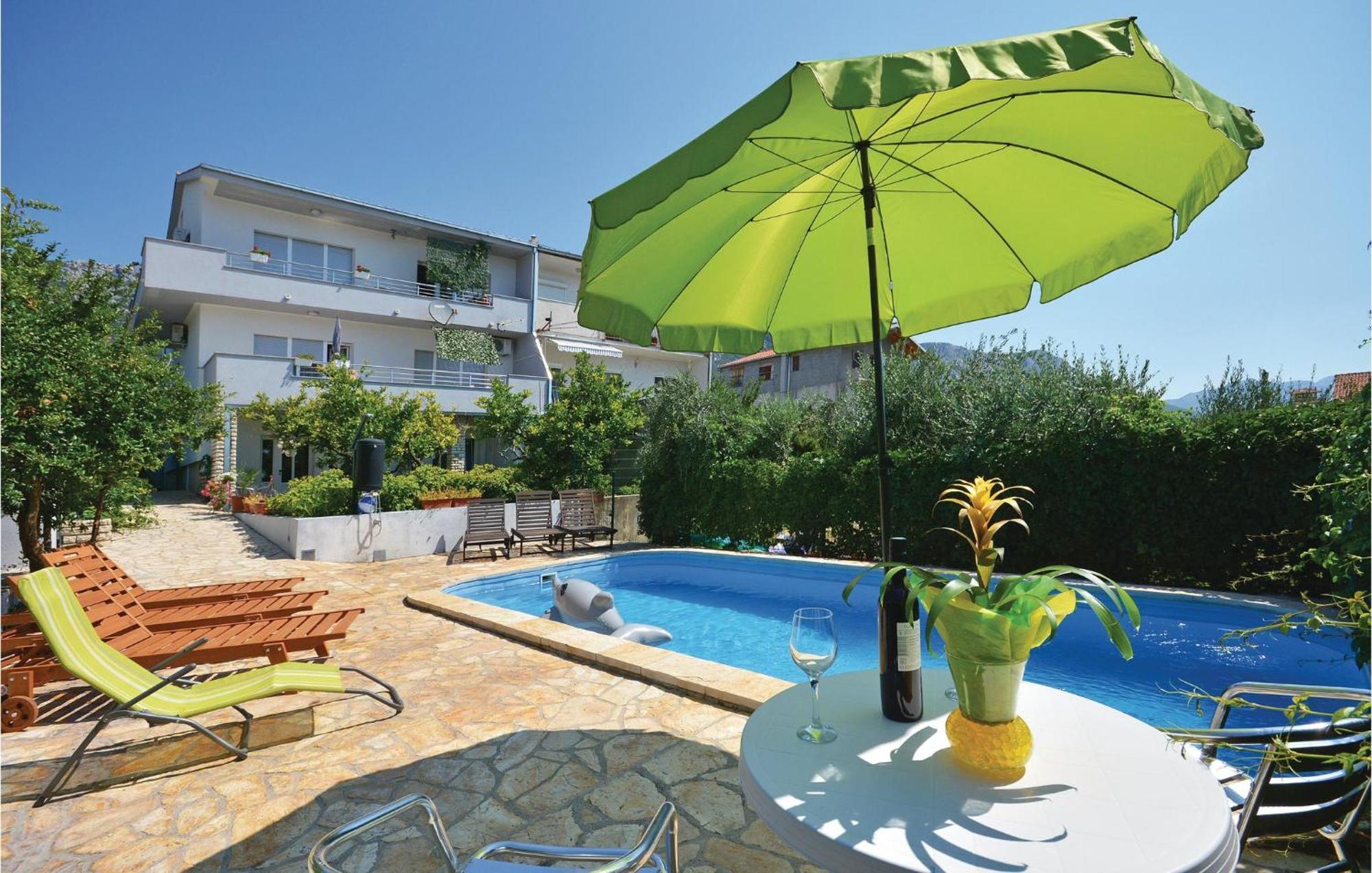 1 Bedroom Nice Apartment In Kastel Sucurac Kastela Bagian luar foto