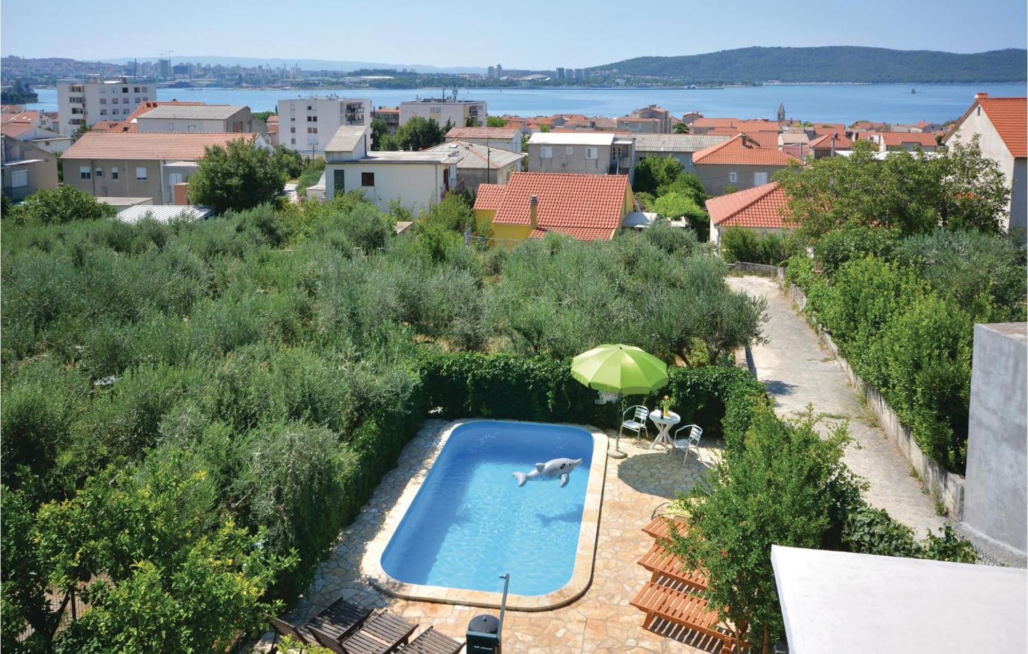 1 Bedroom Nice Apartment In Kastel Sucurac Kastela Bagian luar foto