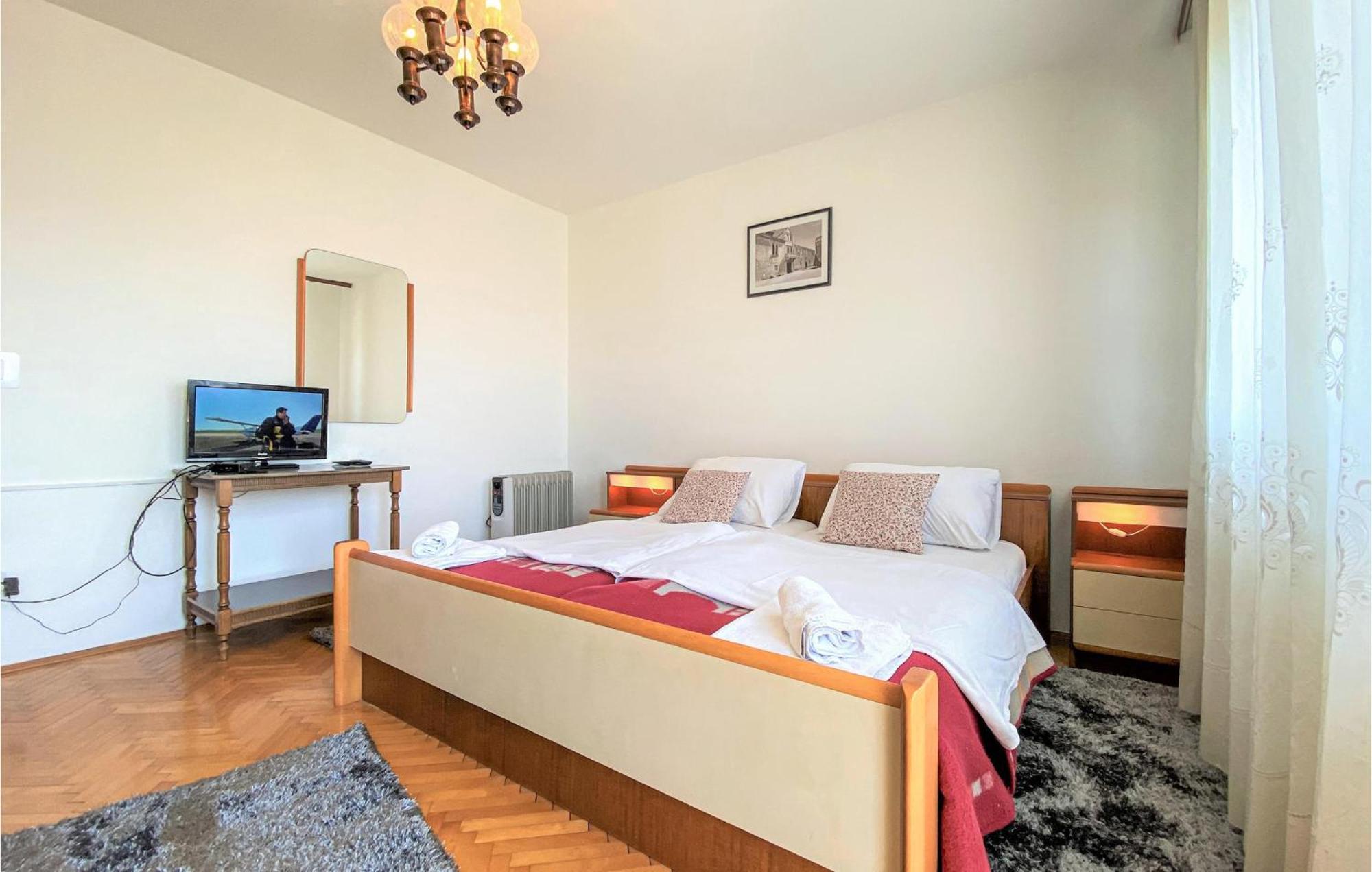 1 Bedroom Nice Apartment In Kastel Sucurac Kastela Bagian luar foto