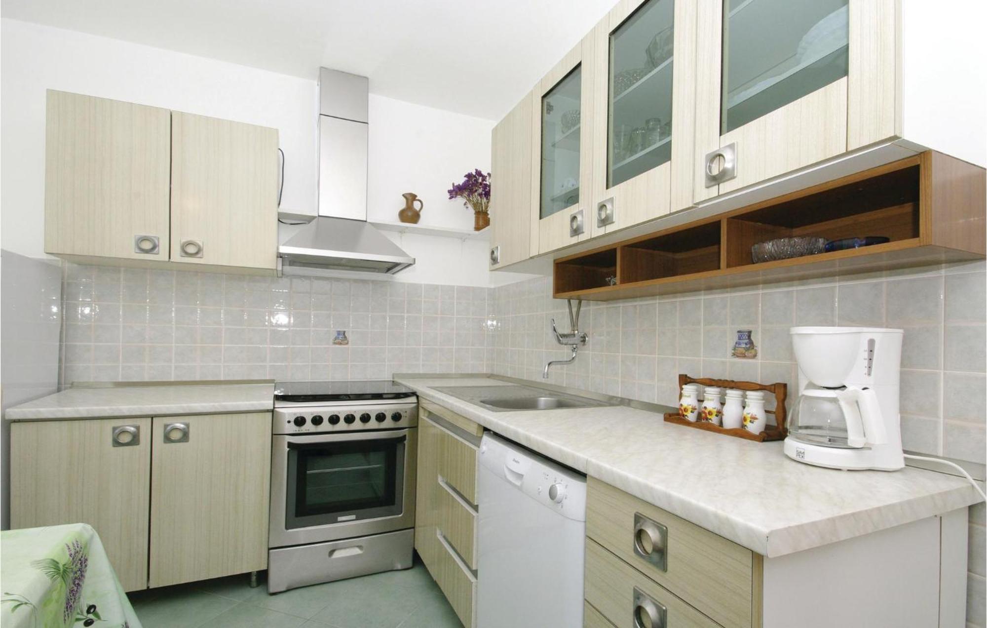 1 Bedroom Nice Apartment In Kastel Sucurac Kastela Bagian luar foto