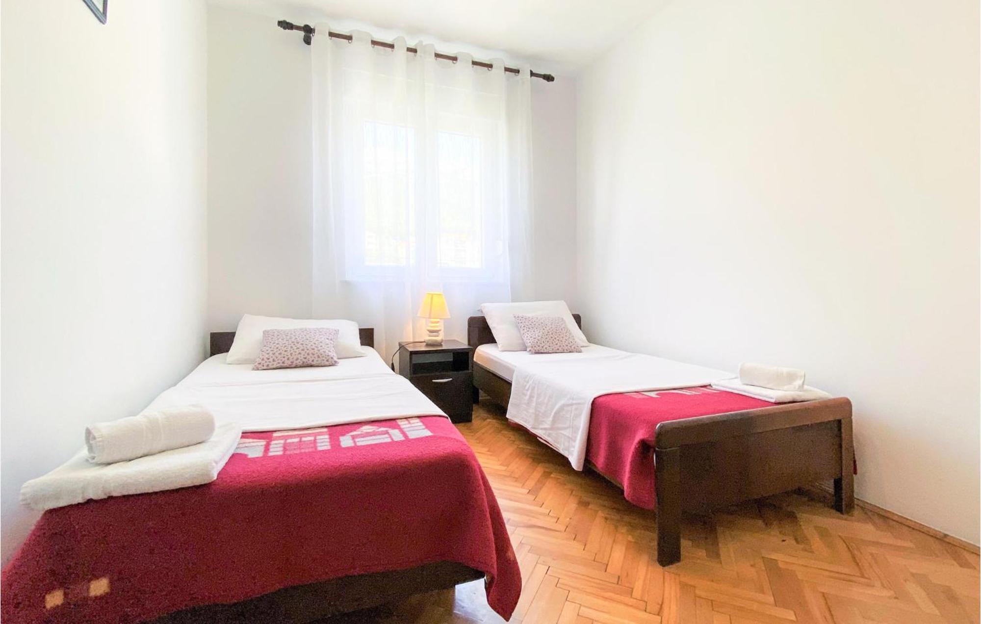 1 Bedroom Nice Apartment In Kastel Sucurac Kastela Bagian luar foto